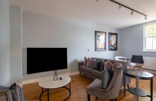Braintree Apartment | Luxurious Private One Bedroom Apartment in Braintree with Free Parking Near City Centre with Sky TV
