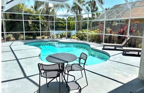 Town 'n' Country House | Luxurious Relaxation Home - Pool Games/8PPL-4BR