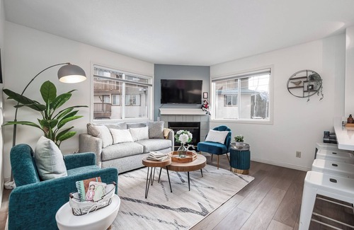 Harvie Heights Apartment | Luxurious Retreat/Hot Tub/Mountain View/4 Beds