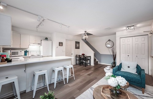 Harvie Heights Apartment | Luxurious Retreat/Hot Tub/Mountain View/4 Beds