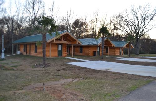 Shreveport Cabin | Luxurious Romantic Log Cabin North of Shreveport