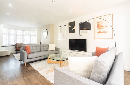 Longlands House | Luxurious Spacious House Close To London