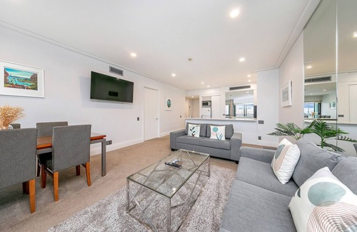 Auckland Central Business District Apartment | Luxurious & Spacious Living w/Breathtaking Views