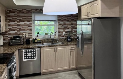 Ludlam House | Luxurious & spacious townhouse 6 MILES FROM BEACH