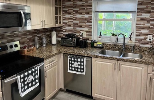 Ludlam House | Luxurious & spacious townhouse 6 MILES FROM BEACH