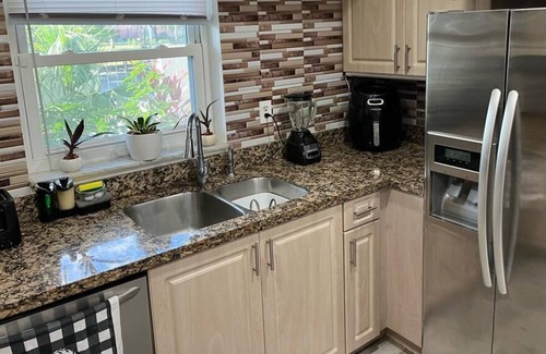 Ludlam House | Luxurious & spacious townhouse 6 MILES FROM BEACH