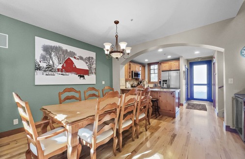 Copper Mountain Village House | Luxurious Town Home, Short Walk to Lifts, Private Hot Tub 164B
