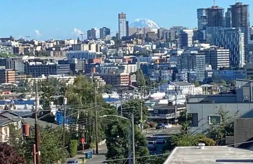 East Queen Anne House | Luxurious Urban Getaway, View/Walk To Attractions