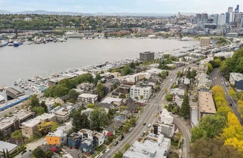 East Queen Anne House | Luxurious Urban Getaway, View/Walk To Attractions