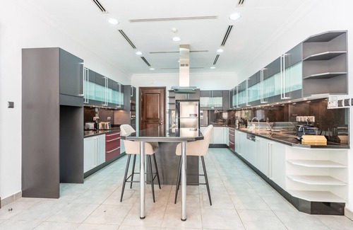 Emirates Hills Villa | Luxurious Villa with Private Pool, Game Lounge and Mins from Dubai Marina and JBR Beach, Emirates Hills by Deluxe Holiday Homes