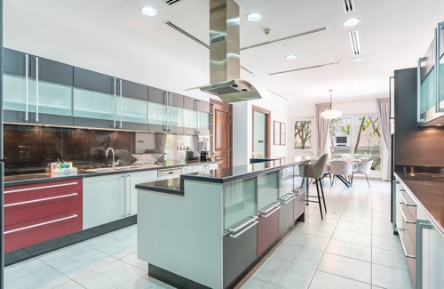Emirates Hills Villa | Luxurious Villa with Private Pool, Game Lounge and Mins from Dubai Marina and JBR Beach, Emirates Hills by Deluxe Holiday Homes