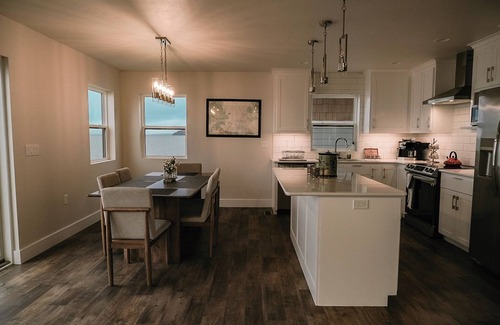 Green Bay House | Luxurious Waterfront Beach House Near Lambeau Field and Door County!