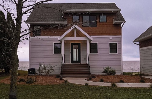 Green Bay House | Luxurious Waterfront Beach House Near Lambeau Field and Door County!