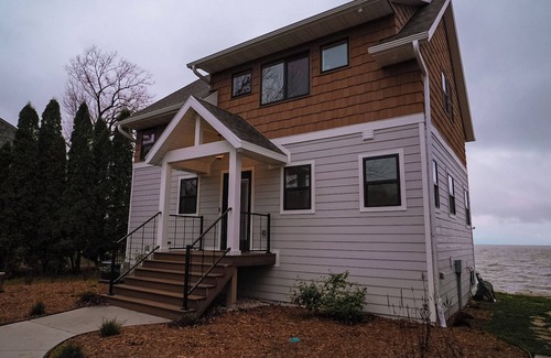 Green Bay House | Luxurious Waterfront Beach House Near Lambeau Field and Door County!