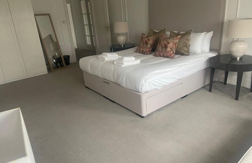 Shepherd's Bush Apartment | Luxury 1 bedroom apartment Shepard’s Bush