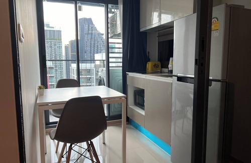 Rama 9 Apartment | Luxury 1-bedroom w/Wifi, Standing Desk & Infinity Pool, 100m from MRT & Shopping