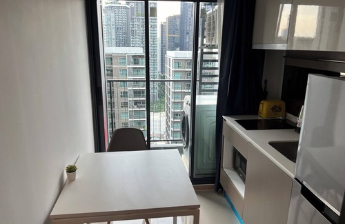 Rama 9 Apartment | Luxury 1-bedroom w/Wifi, Standing Desk & Infinity Pool, 100m from MRT & Shopping