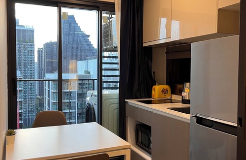 Rama 9 Apartment | Luxury 1-bedroom w/Wifi, Standing Desk & Infinity Pool, 100m from MRT & Shopping