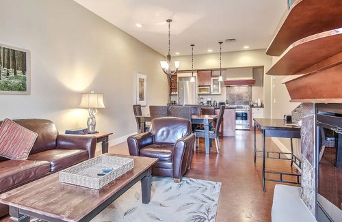 Canmore Hotel | Luxury 1100sqf penthouse W/M view,Hot Tub,Pool