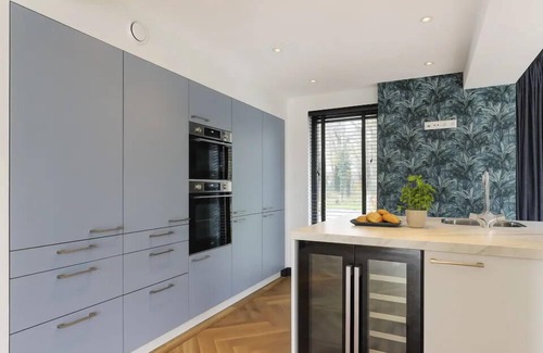 Gramsbergen House | Luxury 12-person villa with canal view, 6 bedrooms, 3 bathrooms, fenced garden and designer kitchen at Holiday Park ’t Hooge Holt.