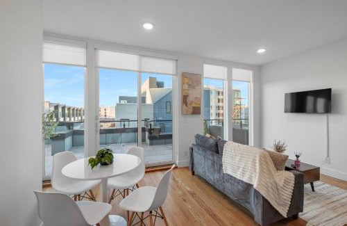 Olde Kensington Apartment | Luxury 1br Loft Skyline Views Pool Access