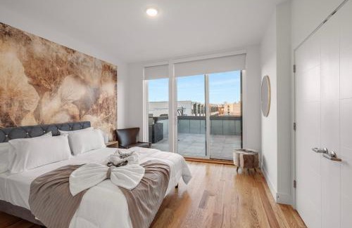 Olde Kensington Apartment | Luxury 1br Loft Skyline Views Pool Access