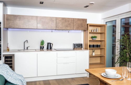 Vauxhall Apartment | Luxury 2 BD with Gym Pool Sauna next US embassy and 8 min to London Eye Big Ben