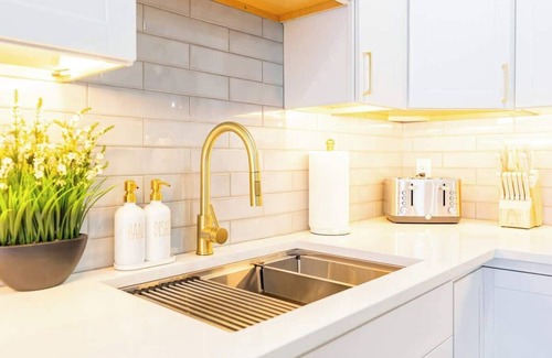 Eagle Hill Apartment | Luxury 2 Bed 2 Bath East Boston