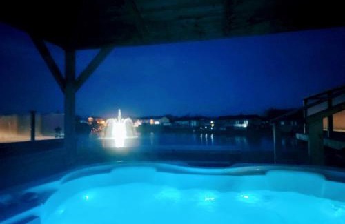 Arnold House | Luxury 2-Bed Lodge in Routh HotTub & Pet Friendly
