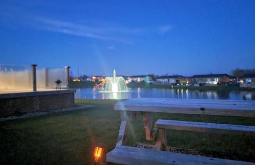 Arnold House | Luxury 2-Bed Lodge in Routh HotTub & Pet Friendly