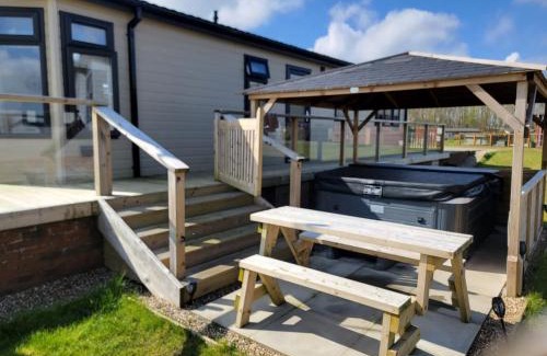 Arnold House | Luxury 2-Bed Lodge in Routh HotTub & Pet Friendly