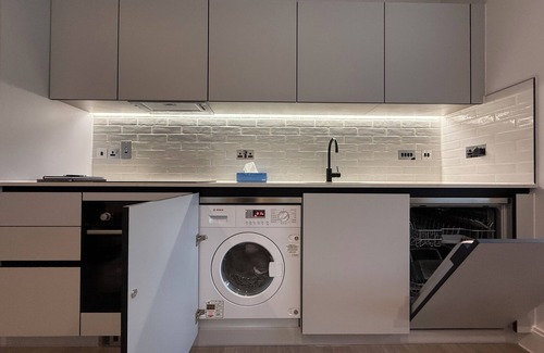 Slough Apartment | Luxury 2 bedroom apartment near Windsor - 5 mins walk to Slough train station