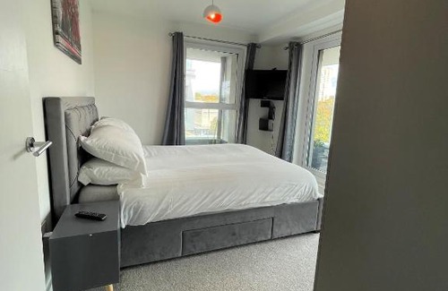 Stevenage Apartment | Luxury 2 bedroom Apartment, large balcony with Views central based
