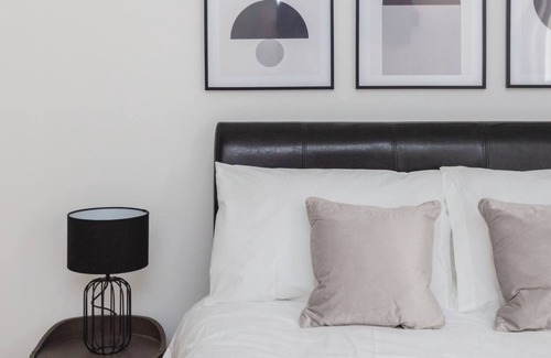 Streatham Hill Apartment | Luxury 2 Bedroom Apartment With Large Garden & gym