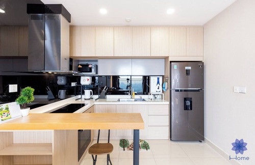Phu Nhuan Apartment | Luxury 2BRs-2WC Apartment; 1.5km from airport w/free Pool & Gym