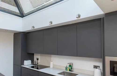 South Hampstead Apartment | Luxury 2BD Flat with a Garden - West Hampstead!