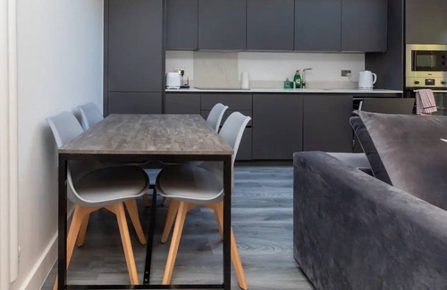 South Hampstead Apartment | Luxury 2BD Flat with a Garden - West Hampstead!