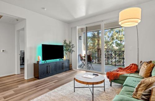 Del Rey Apartment | Luxury 2BDR with Parking & Pool - Marina del Rey
