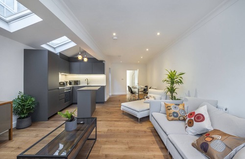 Elephant and Castle Apartment | Luxury 2BR Apartment Central London W/AC Sleeps 6