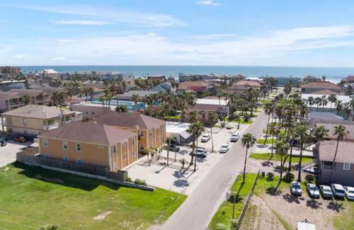 South Padre Island House | Luxury 3 Bed 2 Bath 2nd Floor Condo By Beach