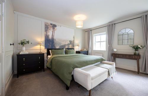 Rusholme House | Luxury 3 Bed Full House with Free Parking