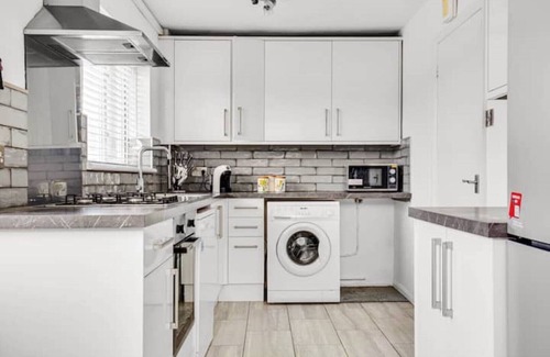 Brighton House | Luxury 3 Bedroom Home in Brighton
