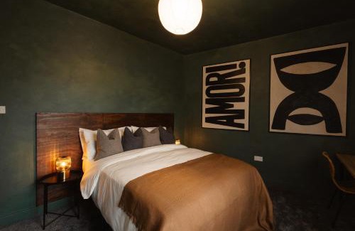 Ashton-under-Lyne Apartment | Luxury 3 Bed Home Near Peak District with Cinema Room