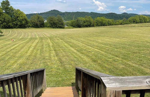 Readyville House | Luxury 3-bedroom/3-bath/5-acre retreat in the tranquil foothills of TN