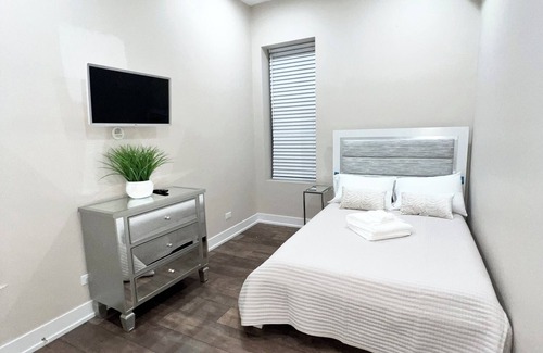 Grand Boulevard Apartment | Luxury 3-bedroom apartment in Bronzeville Chicago with AC, WiFi