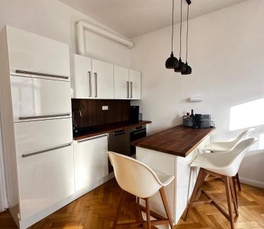 Penzing Apartment | Luxury 3 bedroom apartment near Schönbrunn Palace