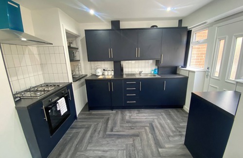 Leeds House | Luxury 3 Bedroom Holiday Home, Sleeps 10,Private Parking, Jacuzzi Bath