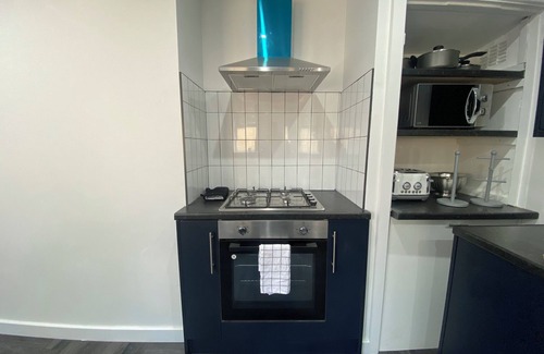 Leeds House | Luxury 3 Bedroom Holiday Home, Sleeps 10,Private Parking, Jacuzzi Bath