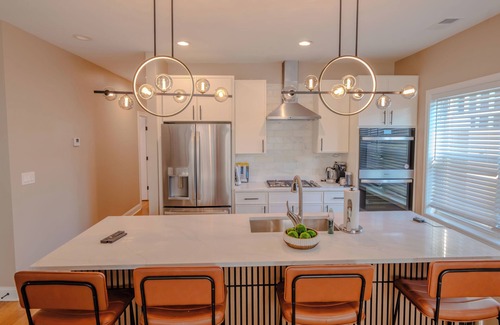 Rogers Park Condo | Luxury 3 bedroom in Chicago, minutes from downtown and steps from Lake Michigan