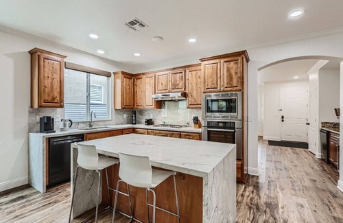 Roseville House | Luxury 3bd/2ba Roseville Home Hot Tub & Game Room
